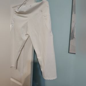 Capri White leggings with side pockets